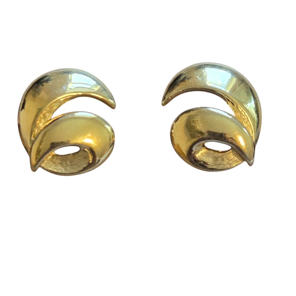 Vintage Crown Trifari Goldtone Swirl Great Gatsby Clip On‎ Stud Huggie Earrings